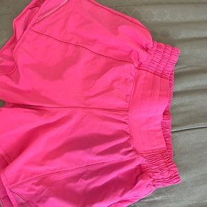 lululemon sonic pink size 2 ‘4 shorts